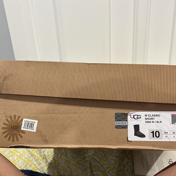 Uggs M classic short authentic with box size 10 where a couple of times - Picture 8 of 8